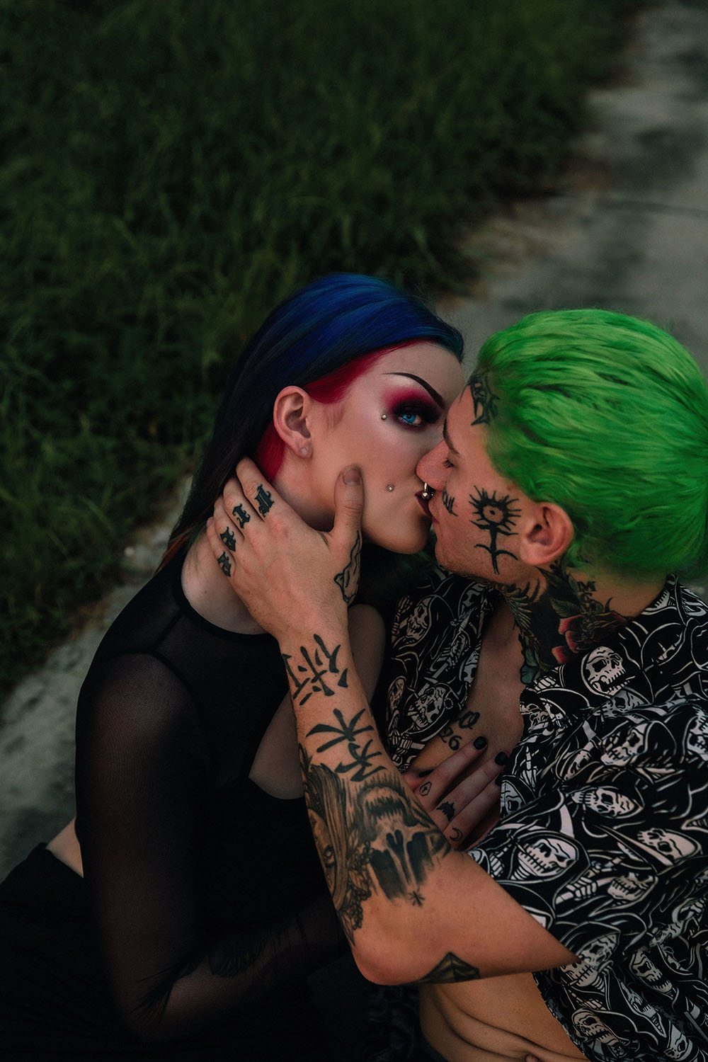 Naples Couples Photographer, tattooed couple kissing