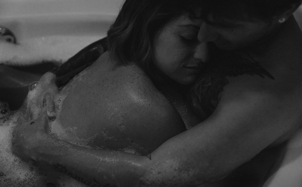 Naples Boudoir Photographer, couple hugging in a bathtub